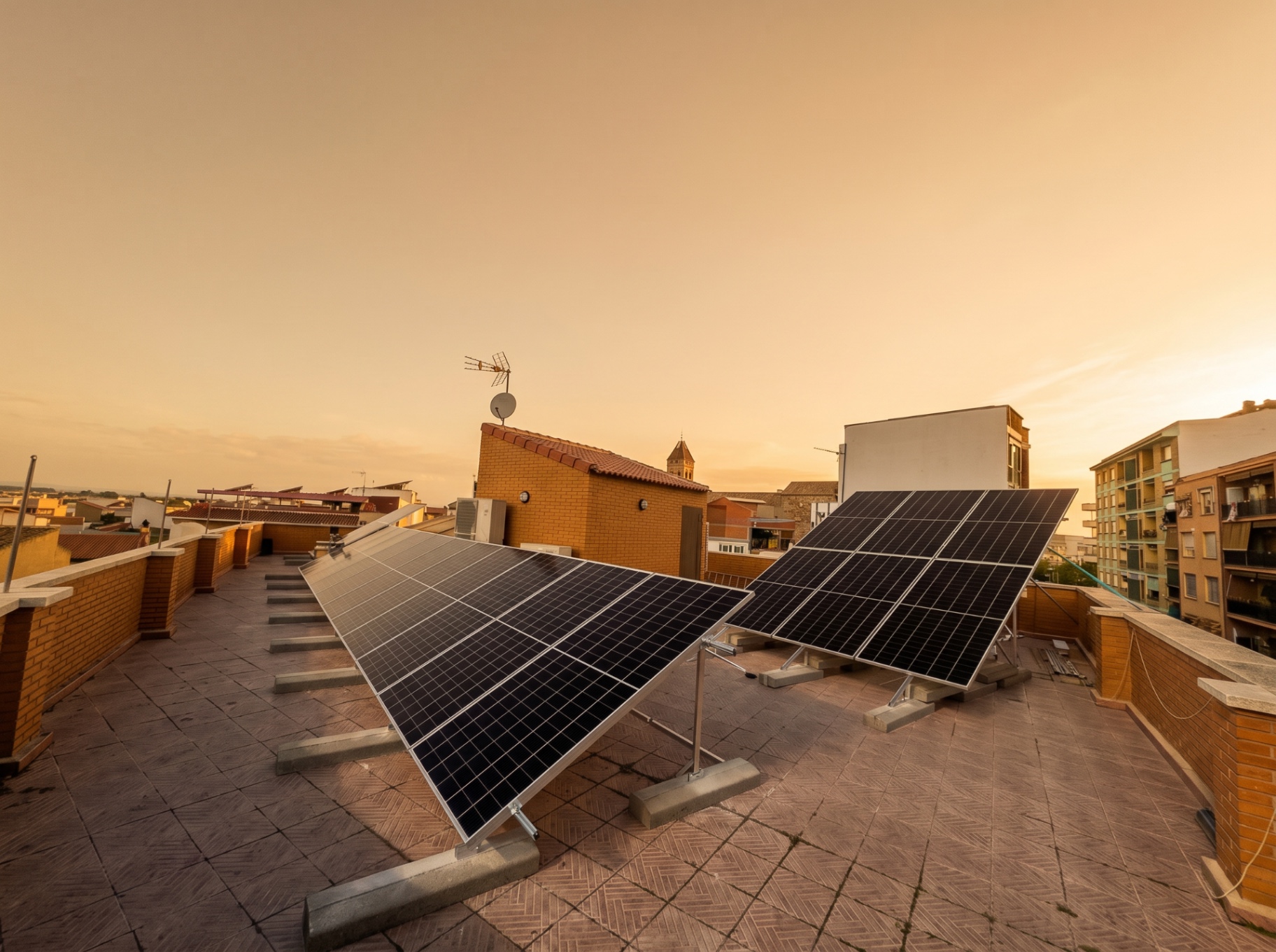 Instalación fotovoltaica con estructura coplanar en terraza por CED