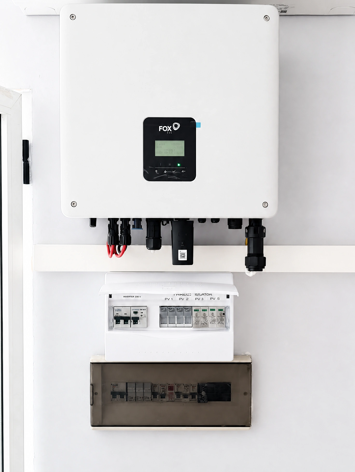 Inversor Fox ESS con cuadro de protecciones fotovoltaicas instalado por CED