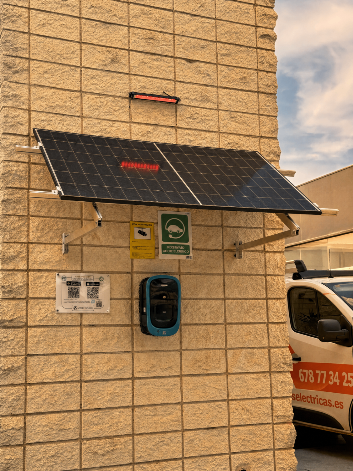 Cargador VE con placa solar y cartel de plaza reservada instalado por CED
