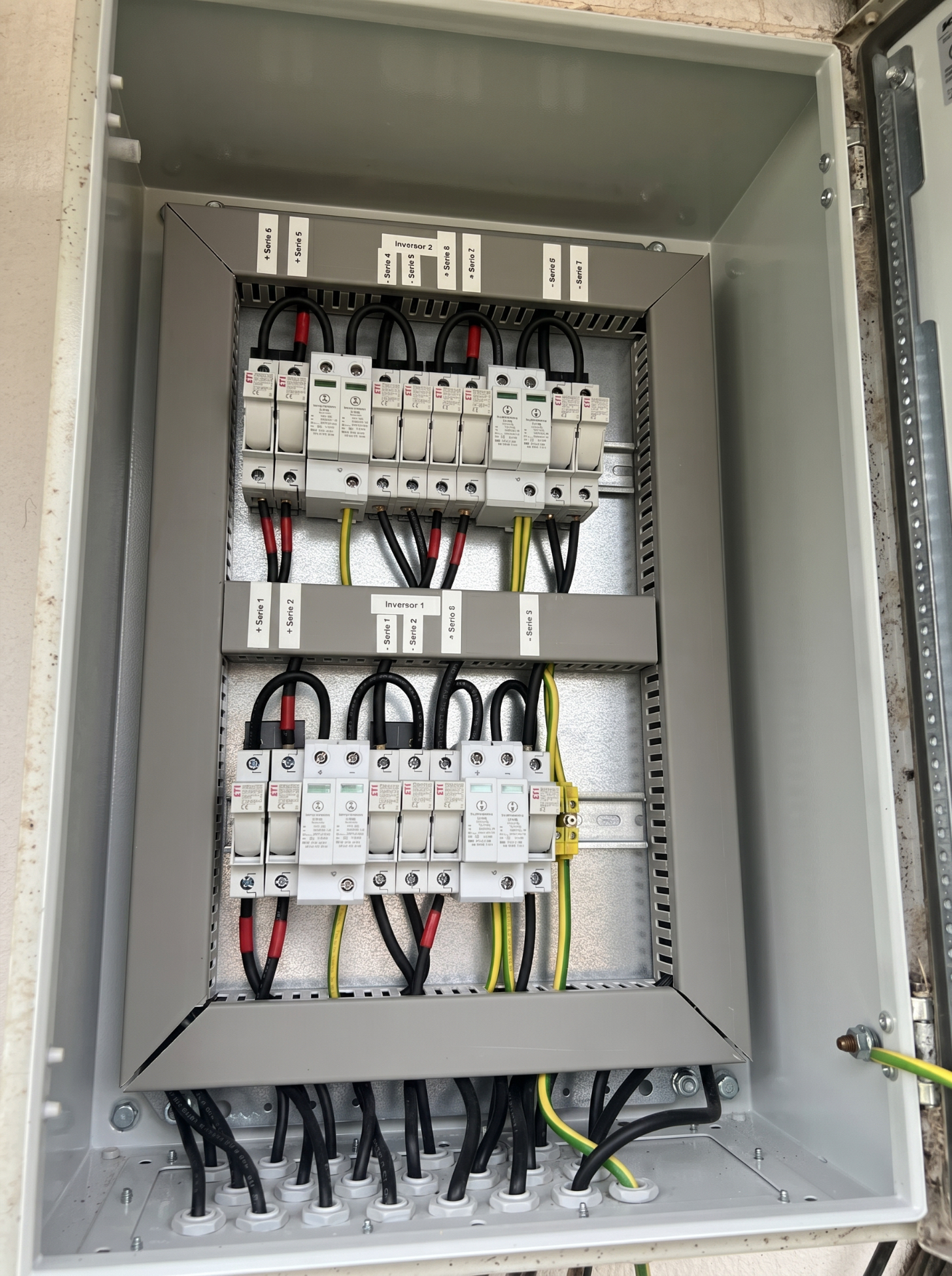 Caja combinadora con protecciones DC para strings fotovoltaicos instalada por CED