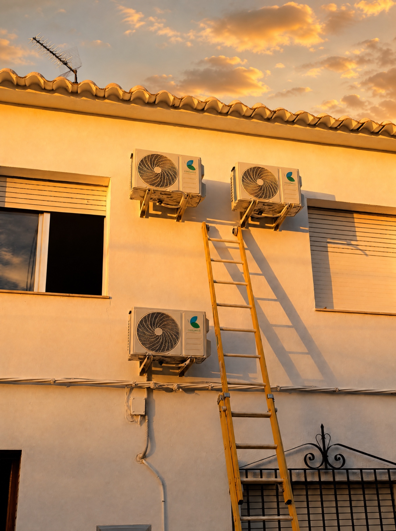 Instalación de tres unidades exteriores Coolwell en fachada residencial por CED