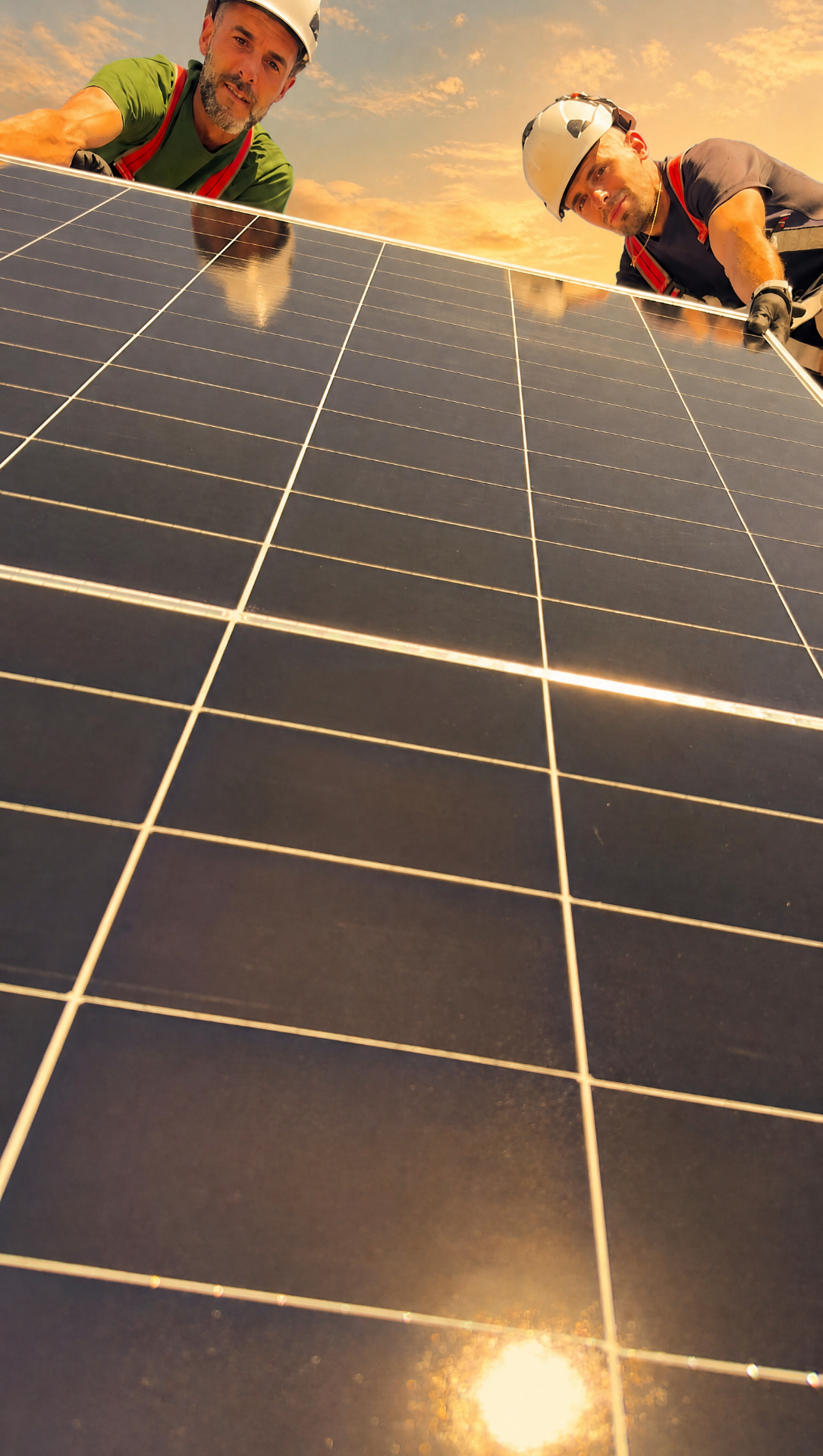 Equipo de CED colocando un panel solar al atardecer