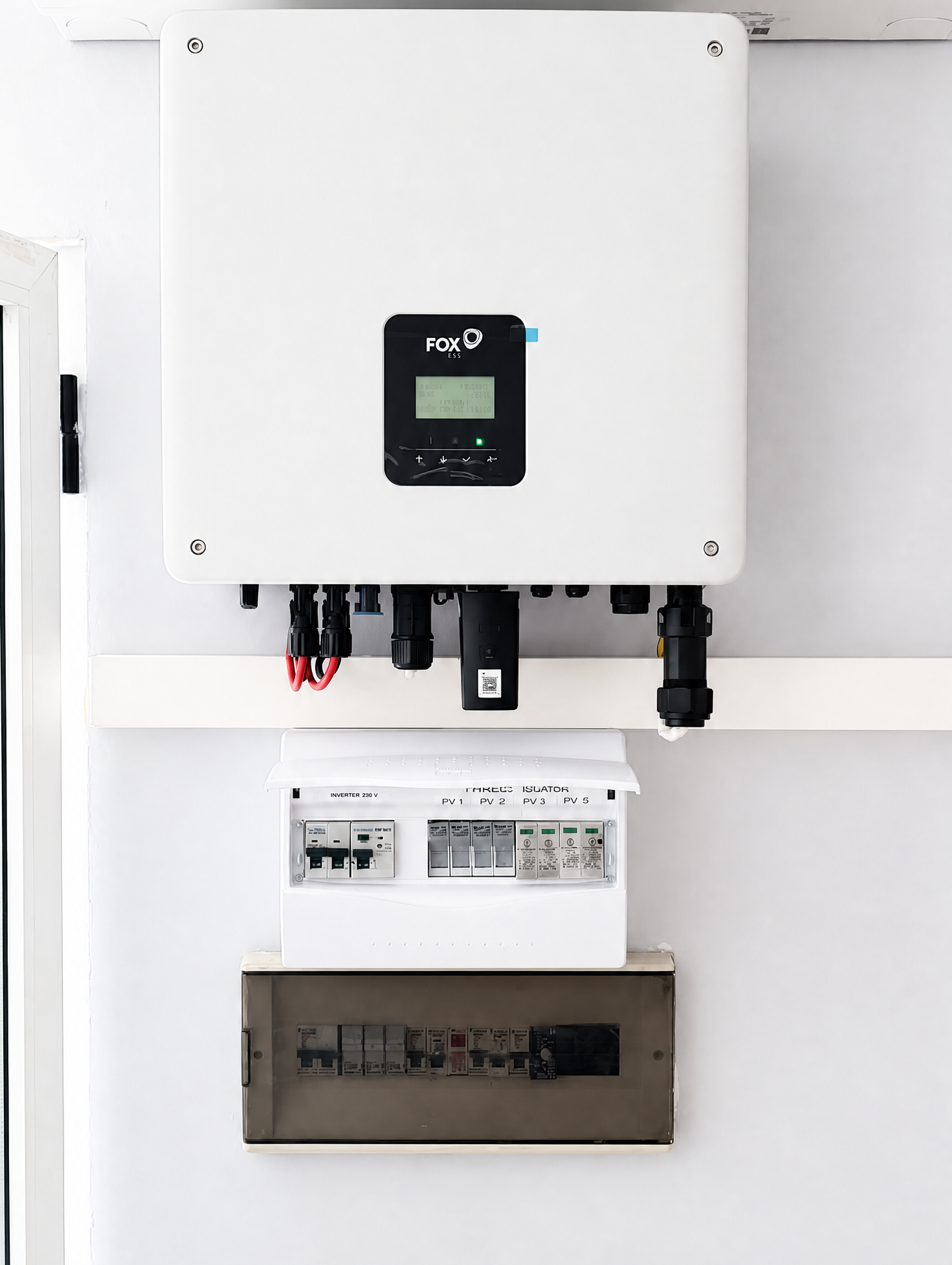 Inversor Fox ESS con cuadro de protecciones fotovoltaicas instalado por CED