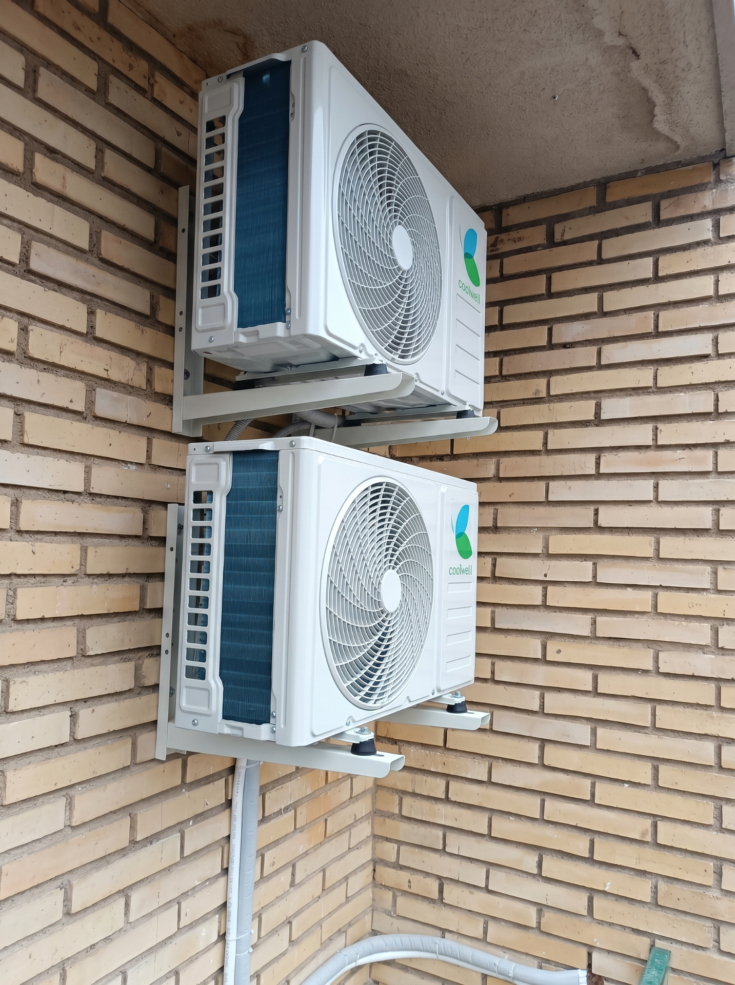 Unidades exteriores Coolwell instaladas en pared de ladrillo por CED