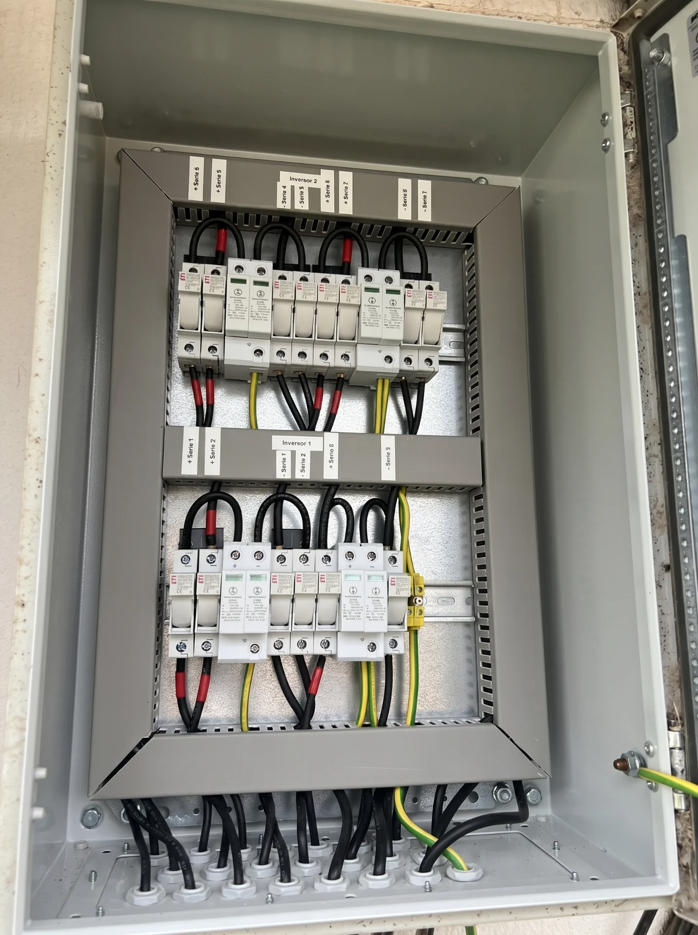 Caja combinadora con protecciones DC para strings fotovoltaicos instalada por CED
